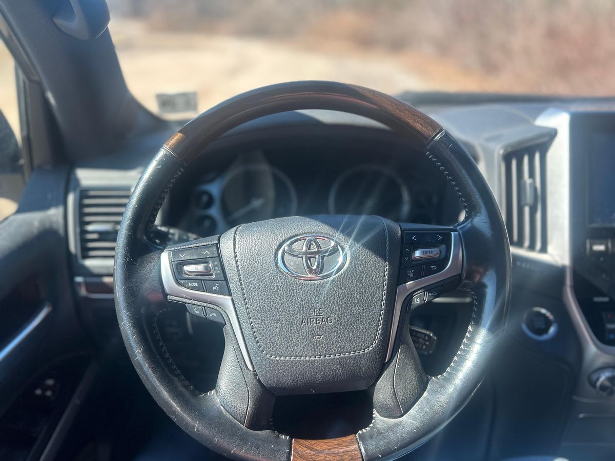 
								Toyota Land Cruiser 2021 full									