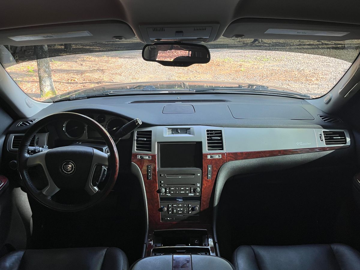
								Cadillac Escalade 2010 full									