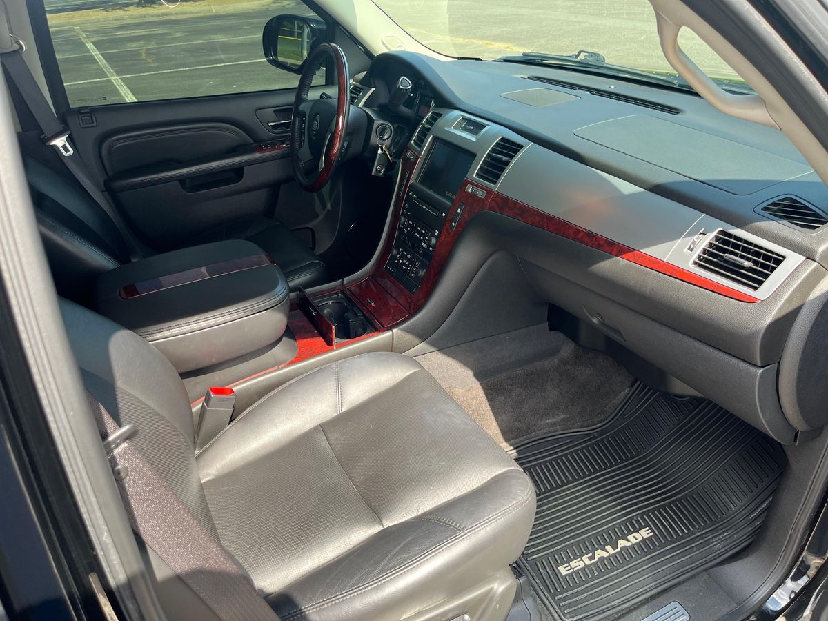 
								Cadillac Escalade 2010 full									